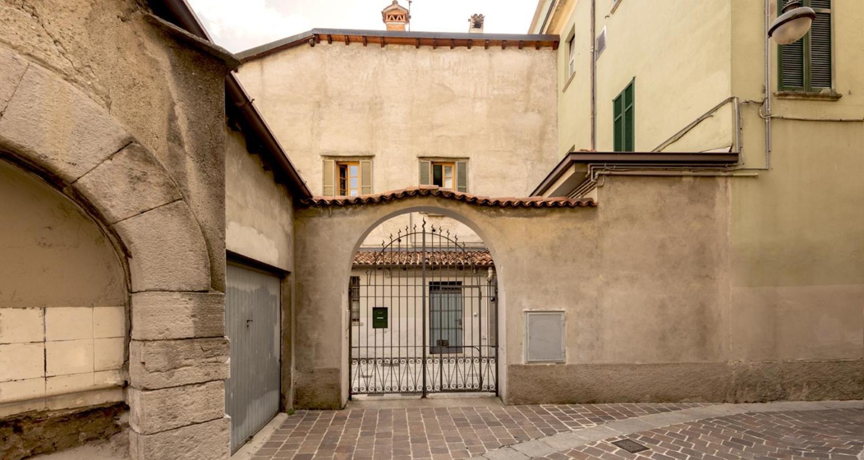 Charming Joivy Flat Next To Duomo Di Como Exteriör bild